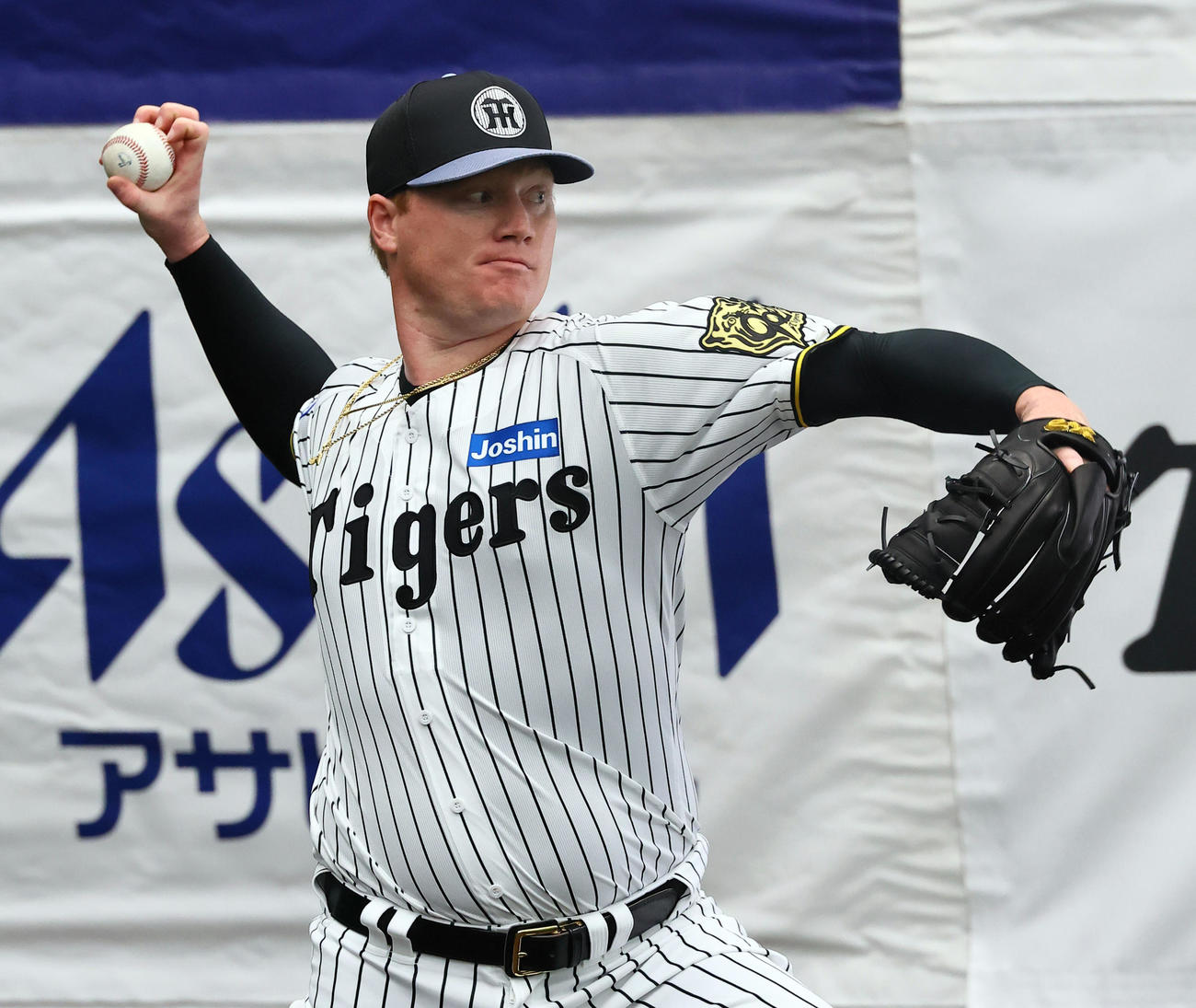 ブルペンでナックルボールを投げるネルソン（撮影・藤尾明華）