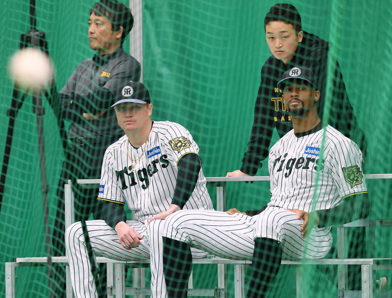 ブルペンで見学するネルソン（左）とデュプランティエ（撮影・藤尾明華）