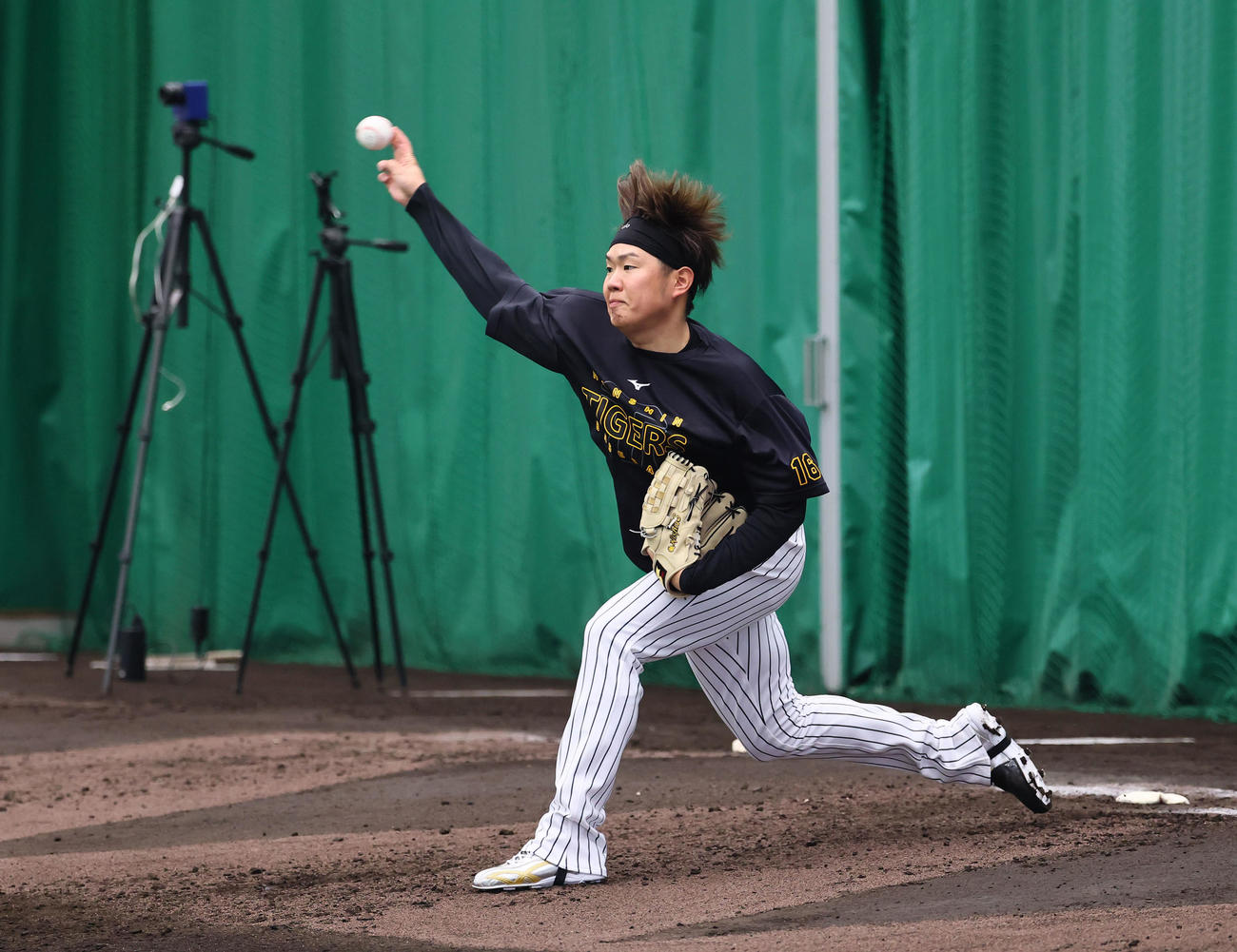 おかわりブルペンで投げ込む阪神西勇（撮影・藤尾明華）