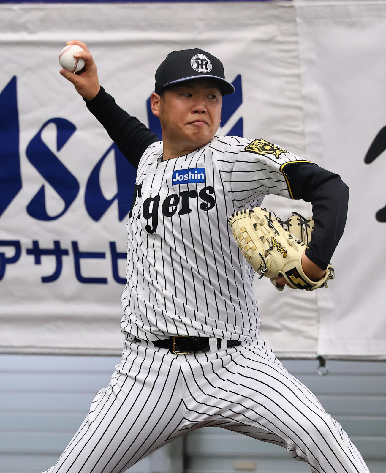 ブルペンで投球練習する西勇（撮影・藤尾明華）