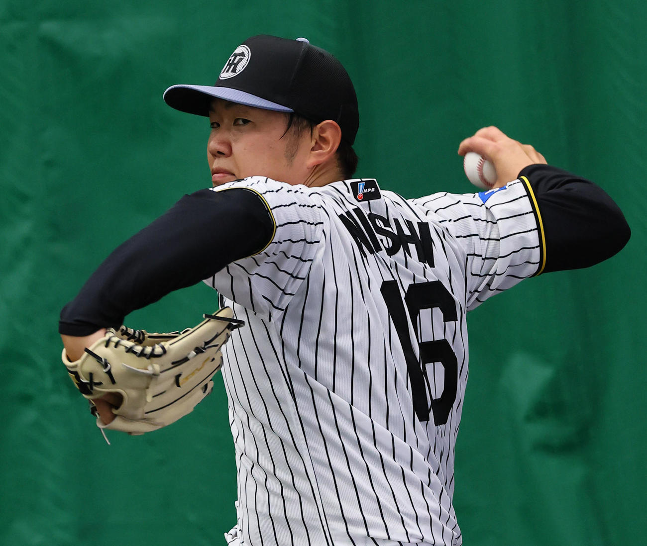 1番乗りでブルペンで投球する西勇（撮影・藤尾明華）