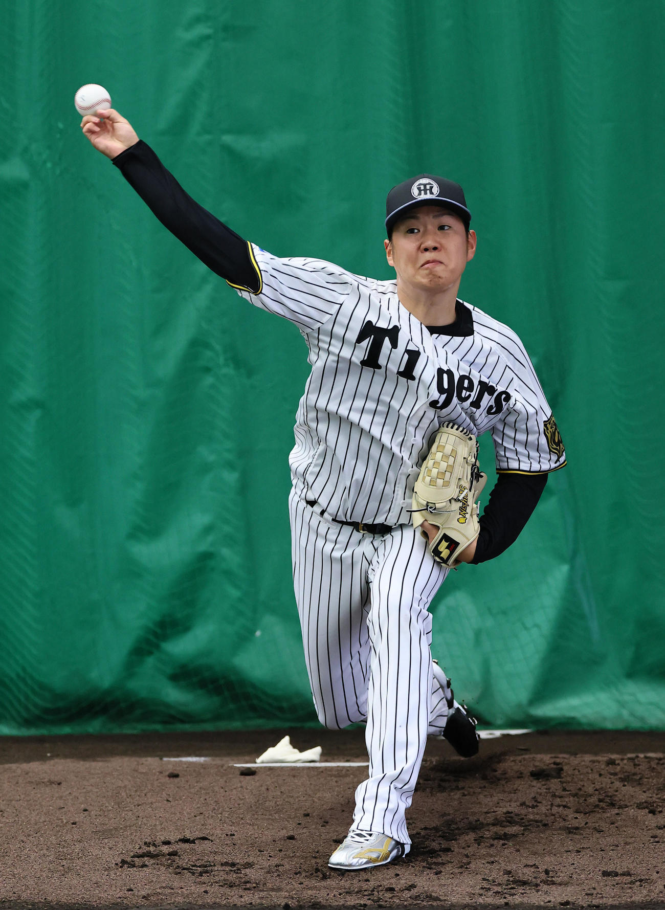 1番乗りでブルペンで投球する西勇（撮影・藤尾明華）