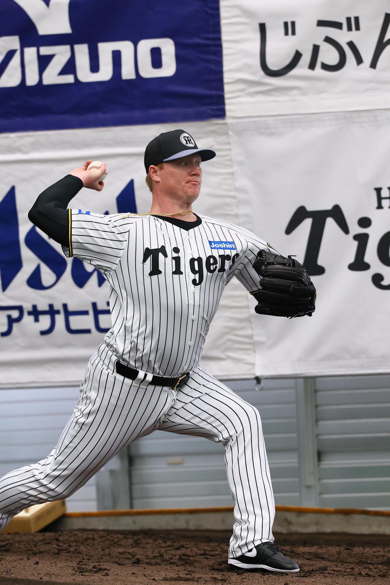 ブルペンで投球練習するニック・ネルソン（撮影・藤尾明華）