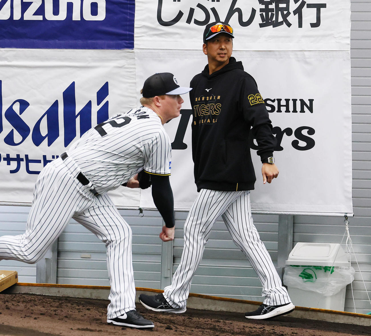 ブルペンで投球練習するネルソンの球を見つめる藤川監督（撮影・藤尾明華）