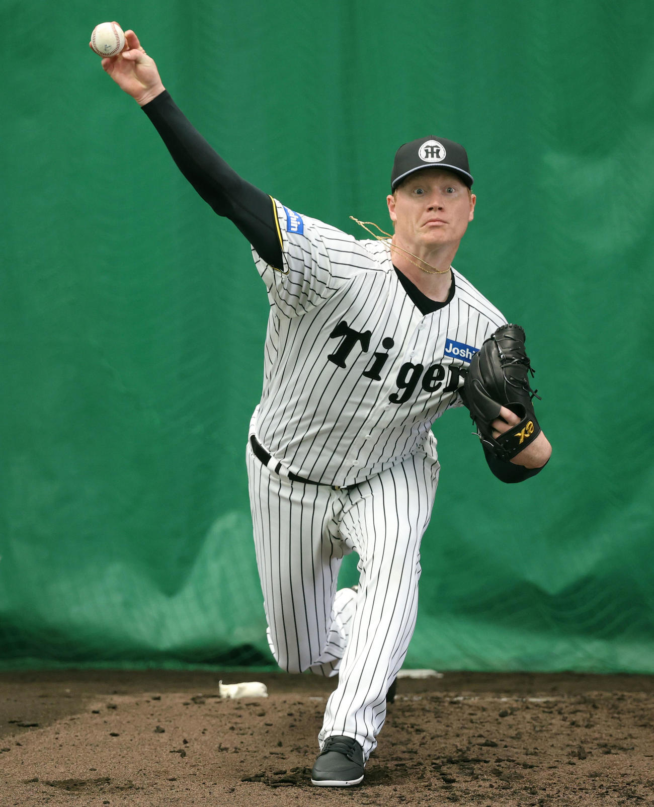 キャンプ初日、ブルペンで投球練習するネルソン