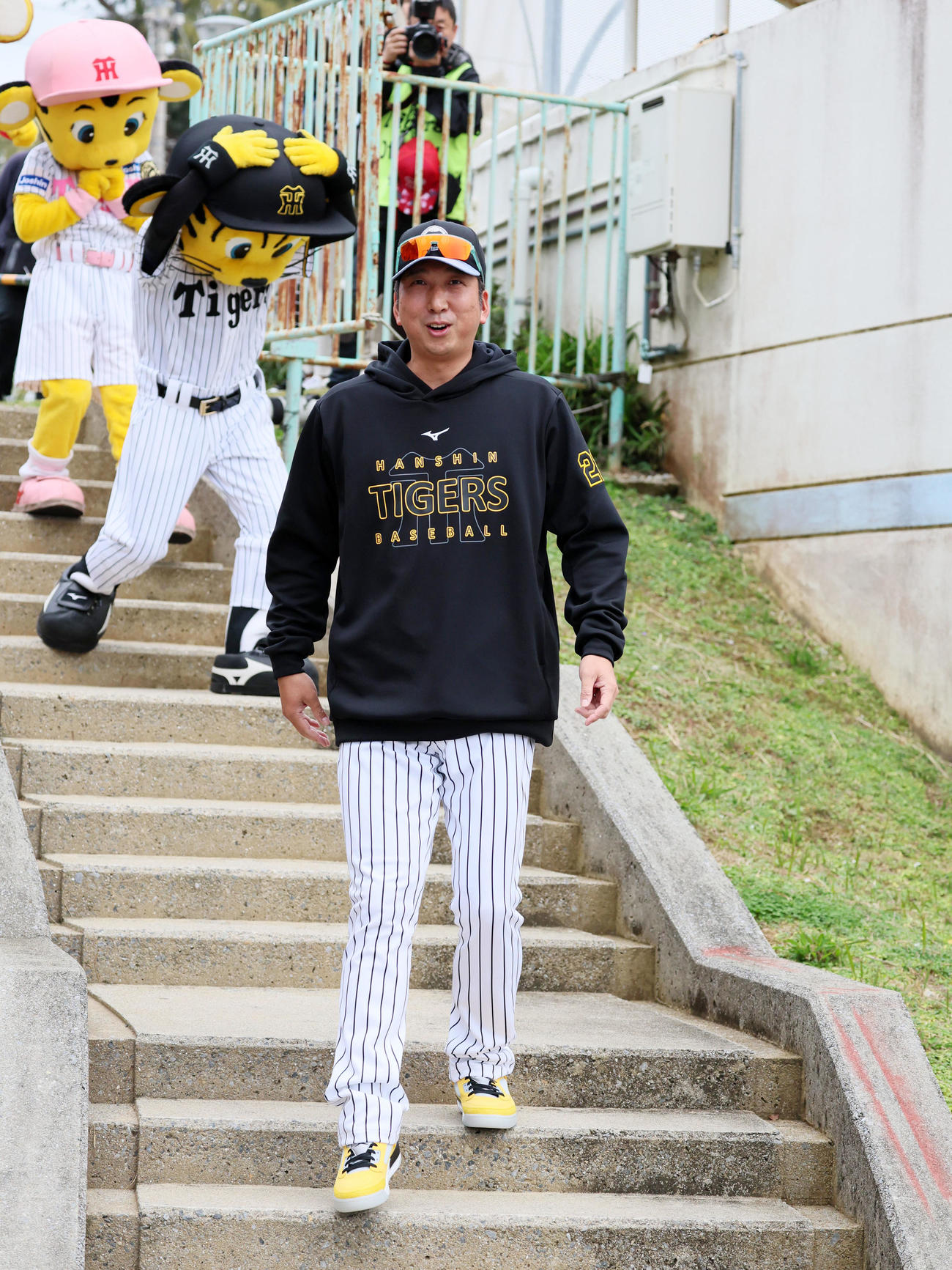 キャンプ初日、球場に到着した藤川監督（撮影・加藤哉）