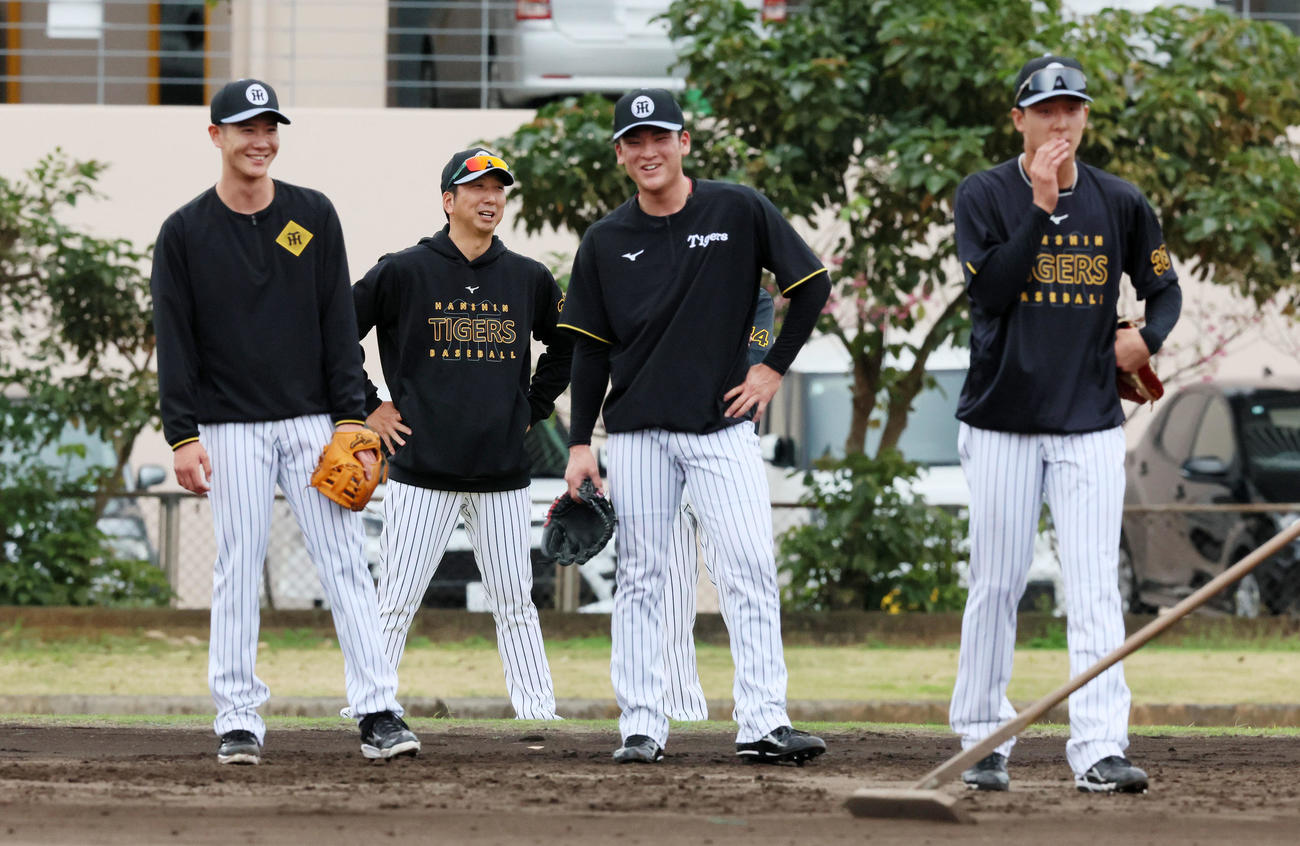 キャンプ初日、早出特守する選手を見るためサブグラウンドへ移動した藤川監督（撮影・加藤哉）