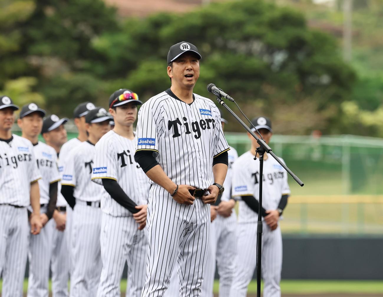 歓迎セレモニーであいさつする阪神藤川監督（撮影・藤尾明華）