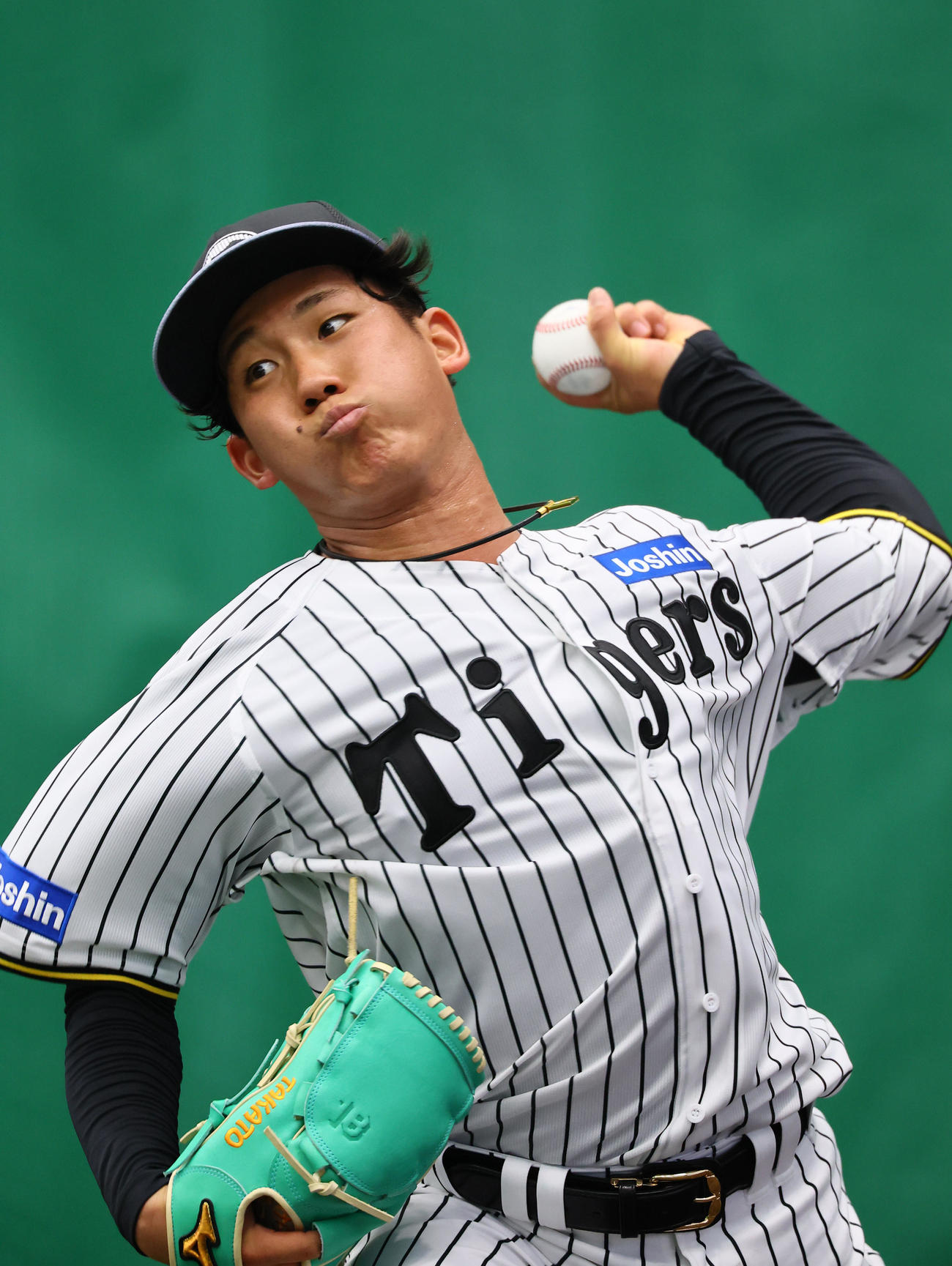 ブルペンで投球練習をする伊原（撮影・藤尾明華）