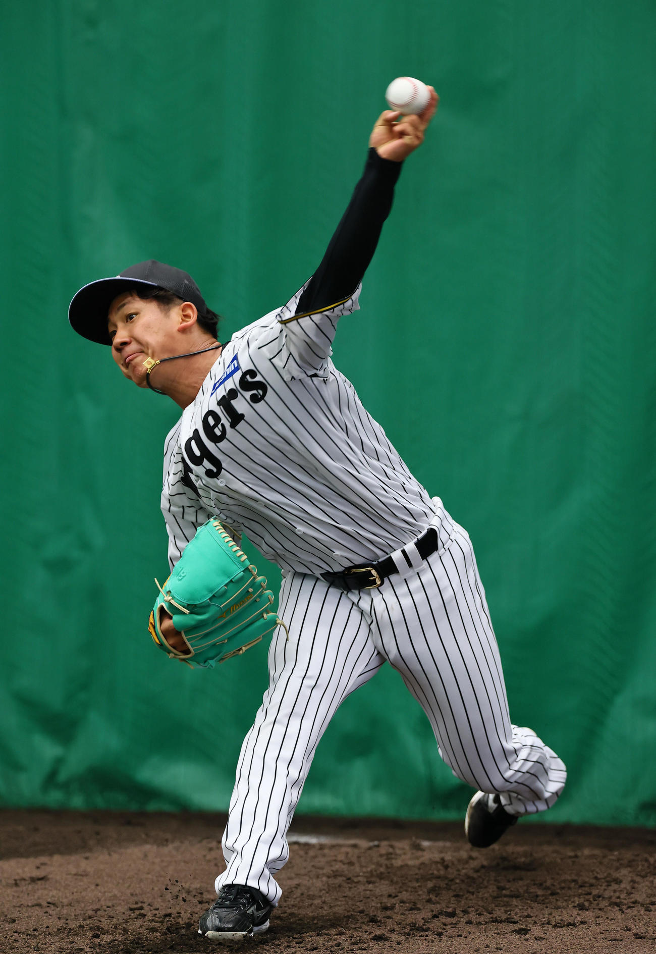 ブルペンで投球練習をする伊原（撮影・藤尾明華）