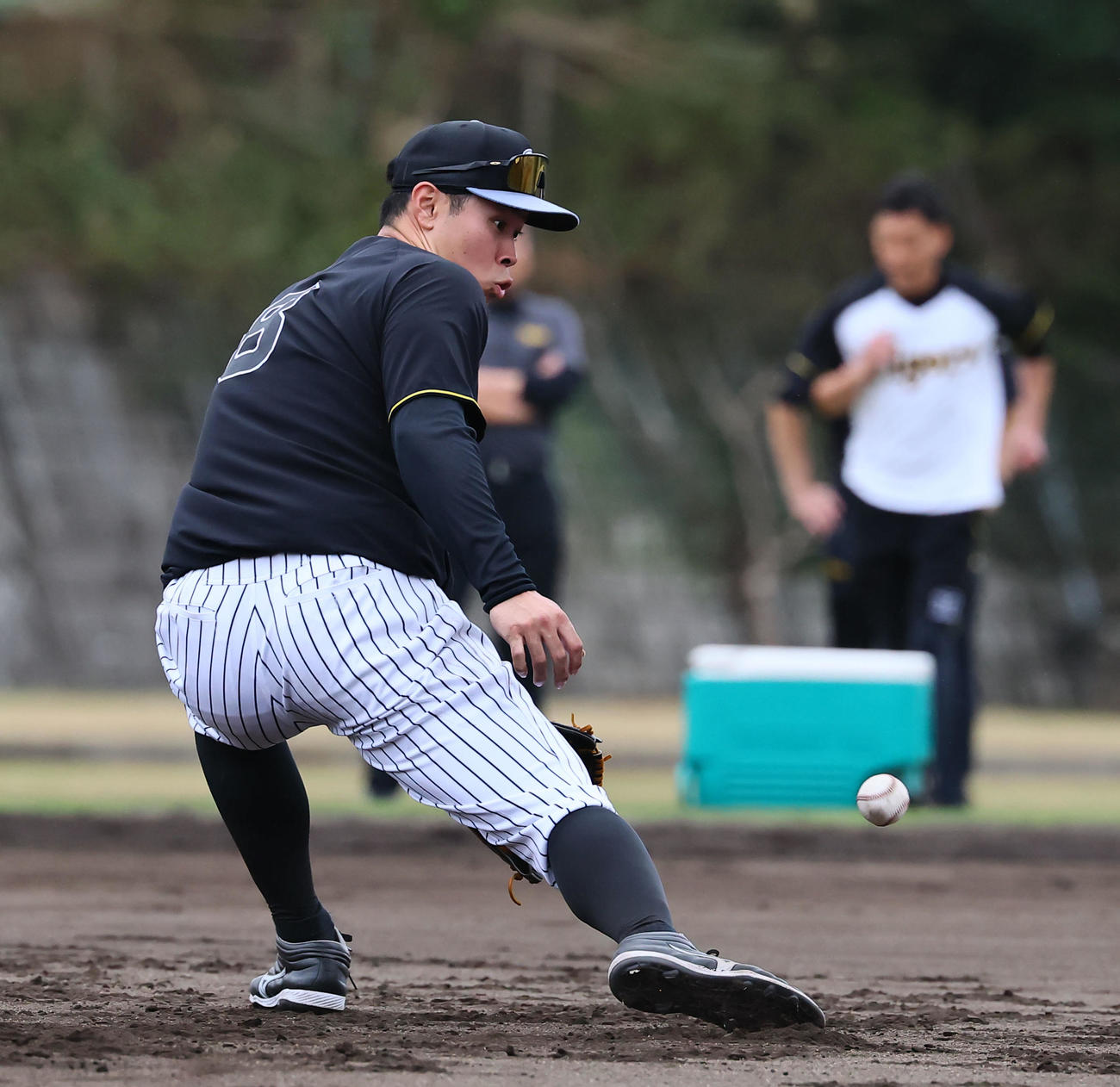 特守を受ける佐藤輝（撮影・藤尾明華）