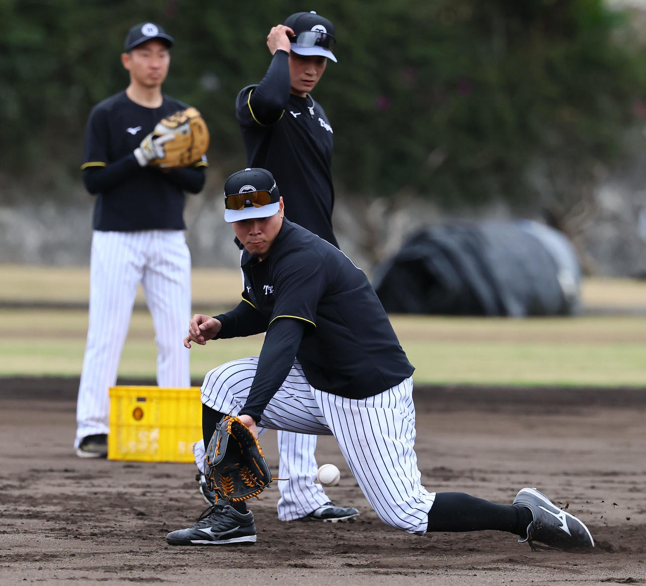 特守を受ける佐藤輝（撮影・藤尾明華）