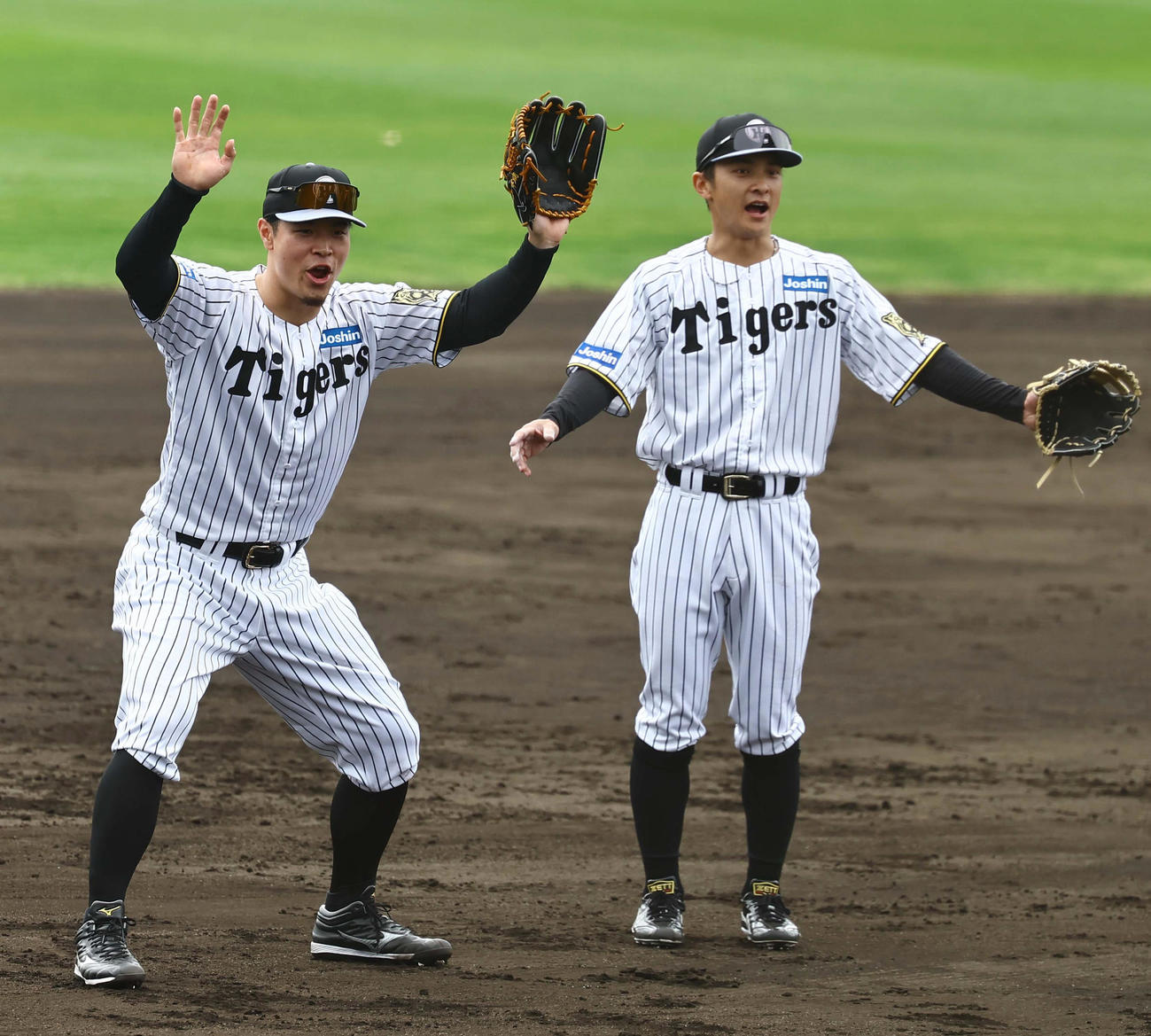 シートノックで声を出す佐藤輝（左）と熊谷（撮影・上田博志）