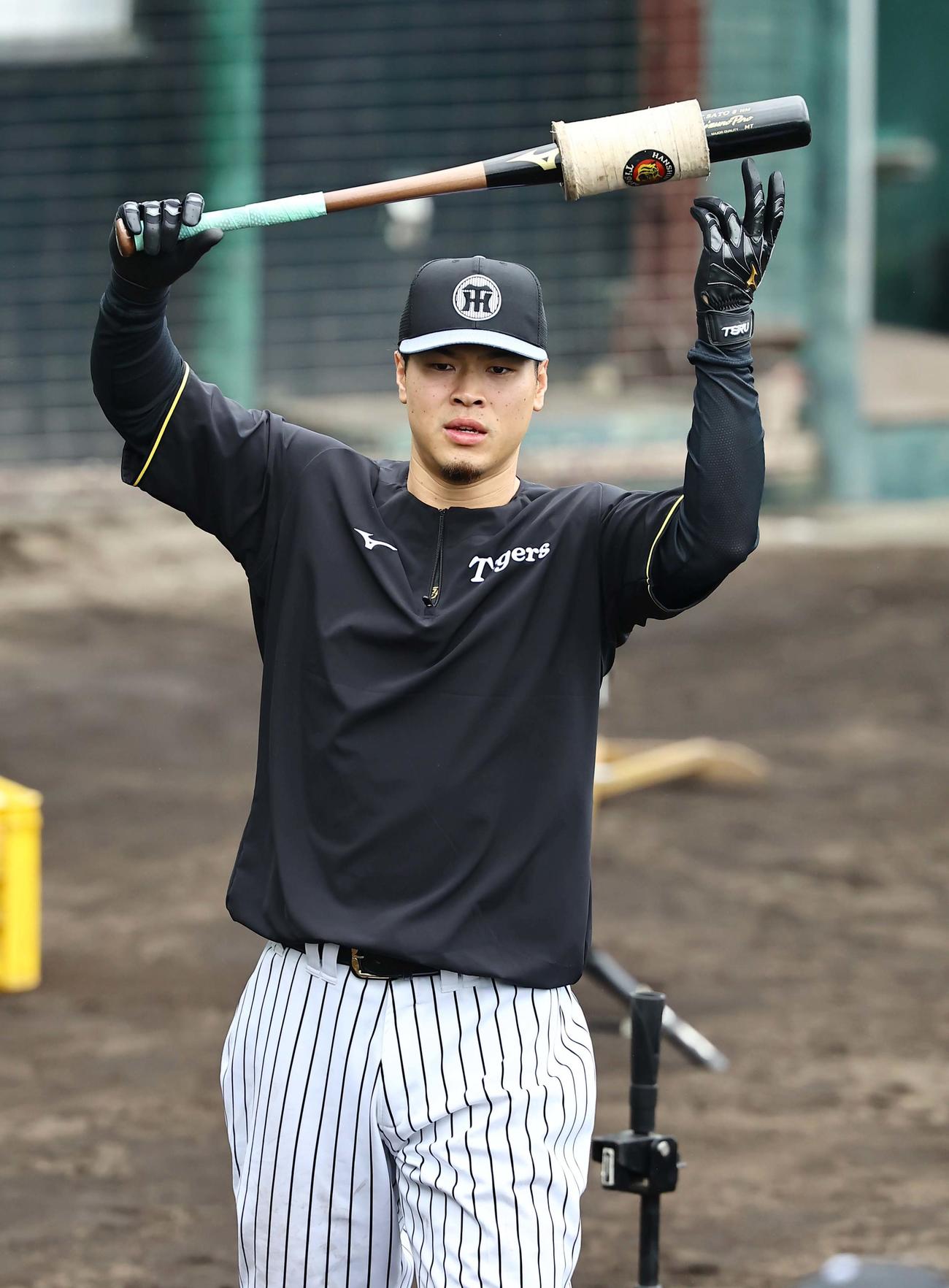 打撃練習をする佐藤輝（撮影・上田博志）