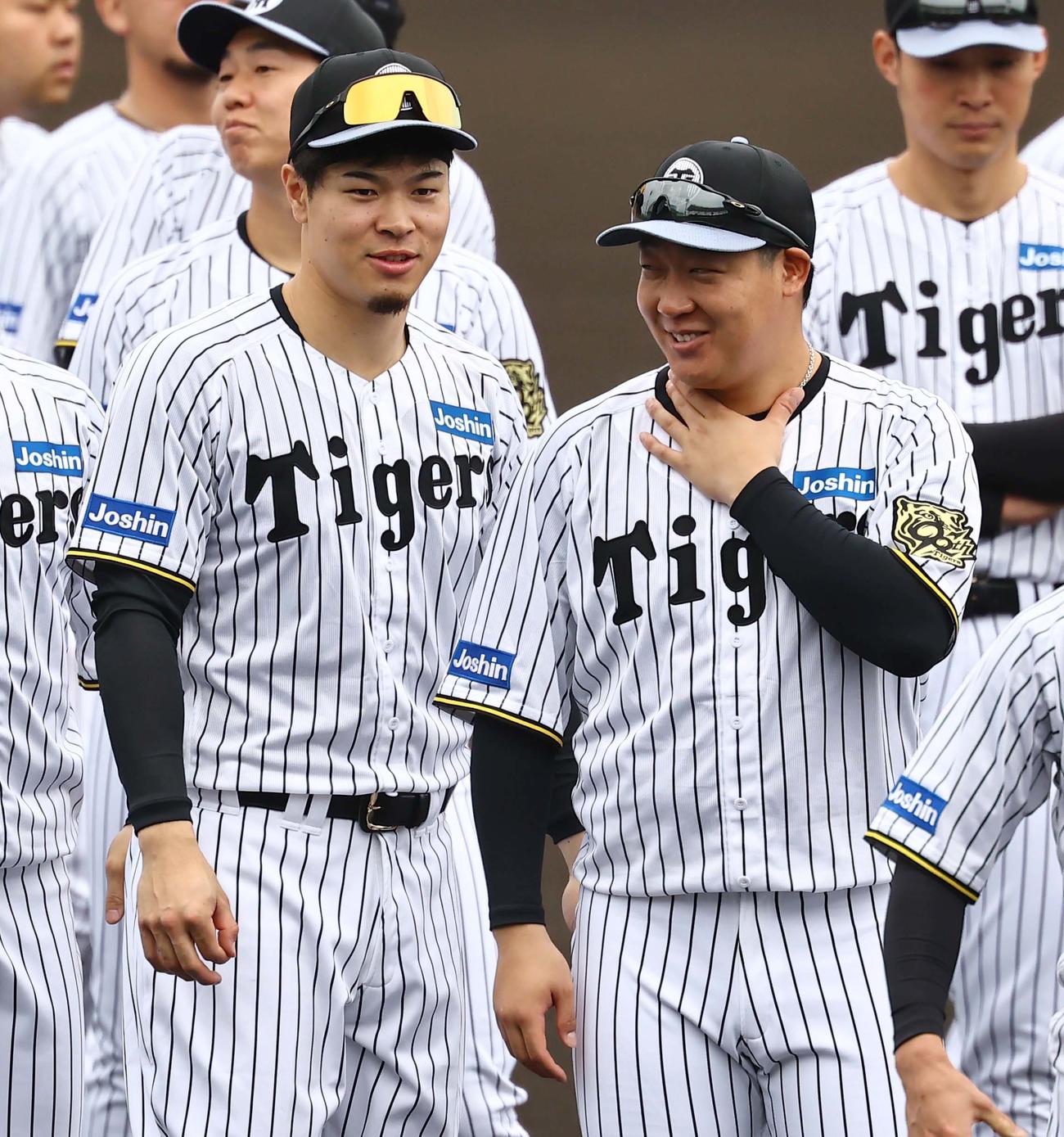 歓迎セレモニーで整列し笑顔を見せる佐藤輝（左）と大山（撮影・上田博志）