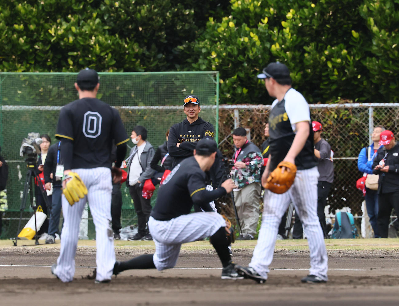 左から木浪、佐藤輝、大山の特守を見つめる藤川監督（中央奥）（撮影・藤尾明華）