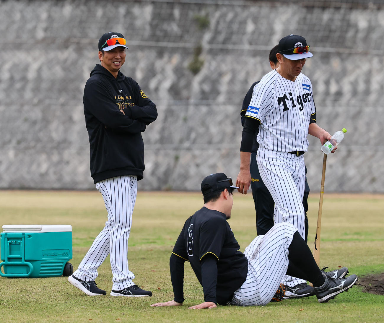 特守の合間に佐藤輝（中央）に声をかける藤川監督（左端）（撮影・藤尾明華）