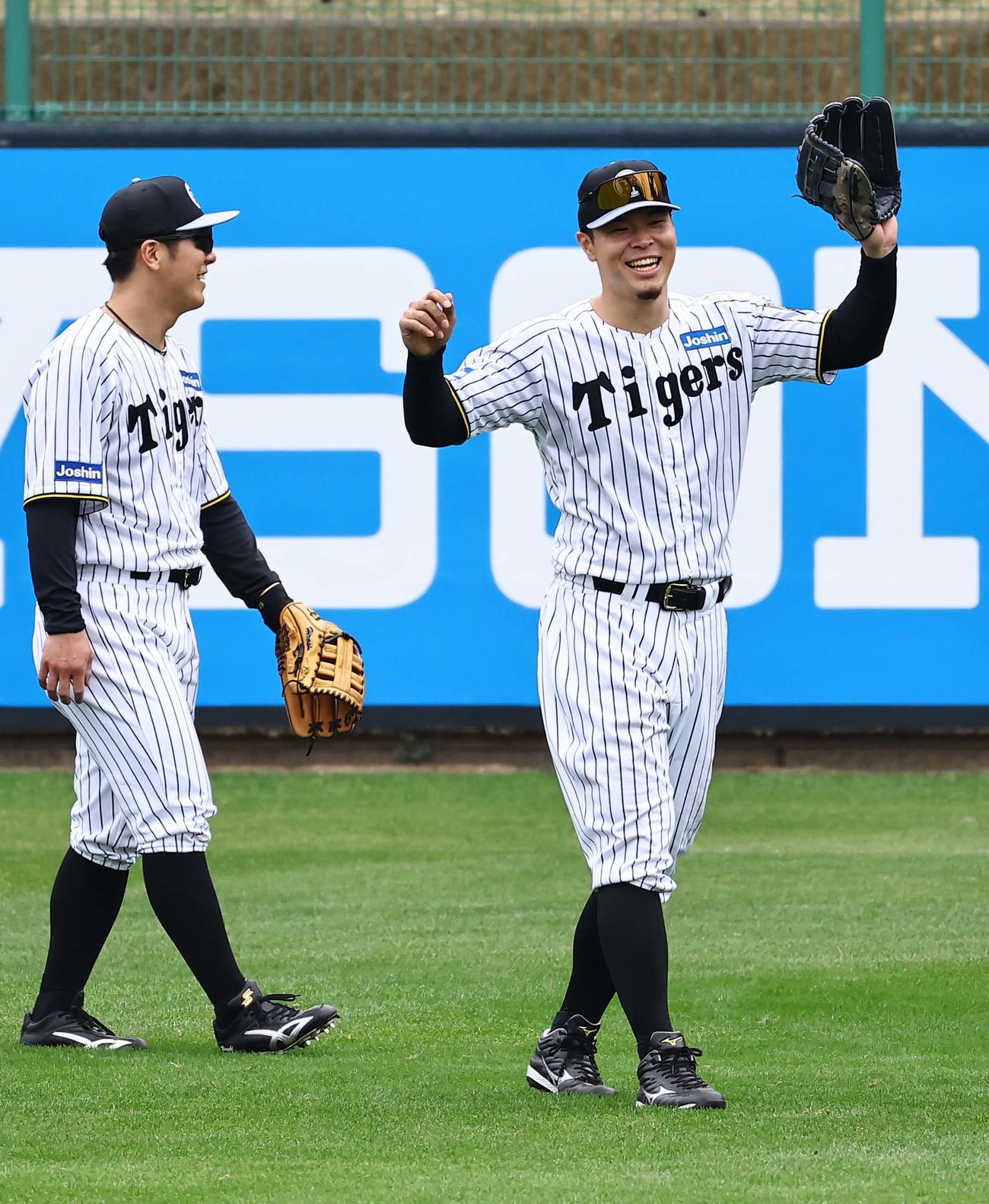 笑顔を見せながら外野ノックを受ける佐藤輝（撮影・上田博志）
