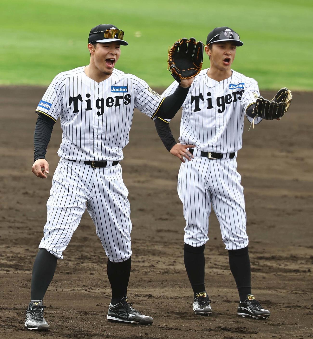 シートノックで声を出す佐藤輝（左）と熊谷（撮影・上田博志）