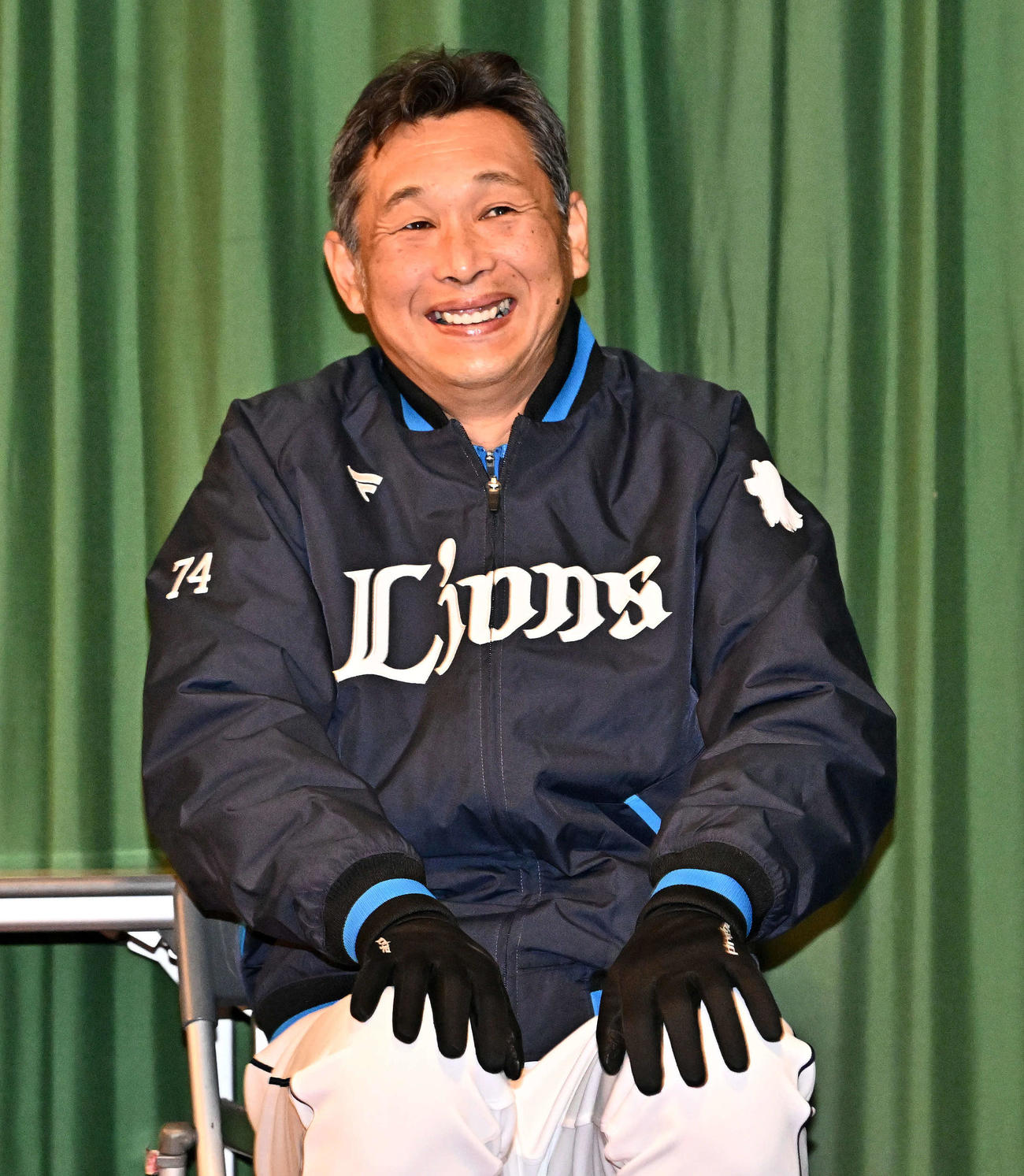 練習前にリラックスした表情の西武西口監督（撮影・滝沢徹郎）