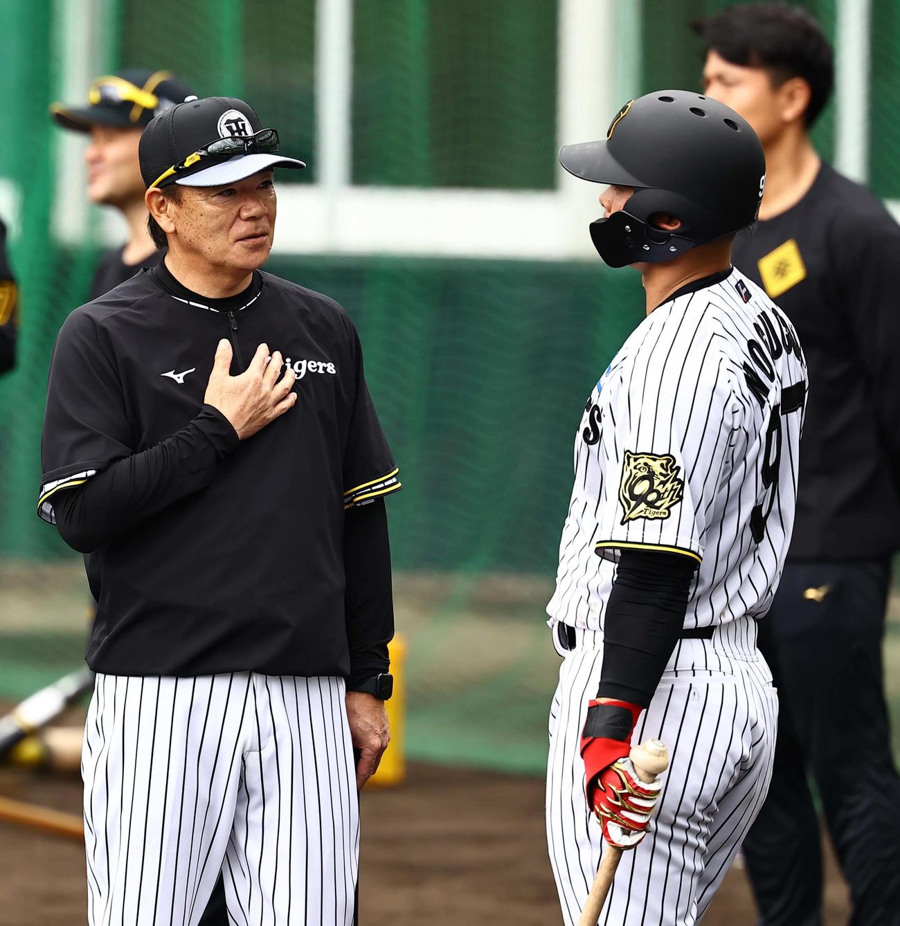 野口（右）と話す和田1・2軍巡回コーディネーター（撮影・上田博志）