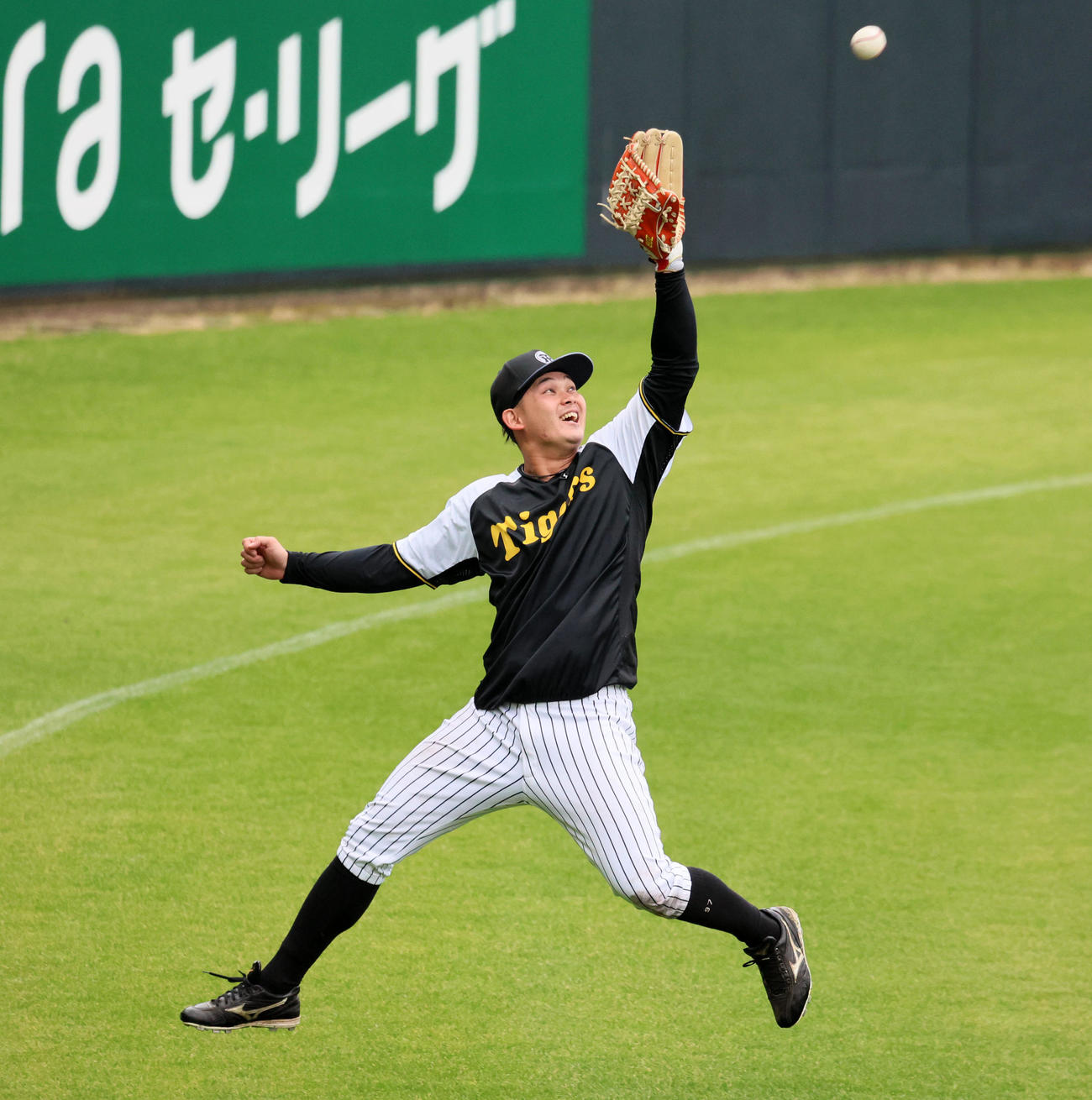 特守でジャンプする野口（撮影・加藤哉）