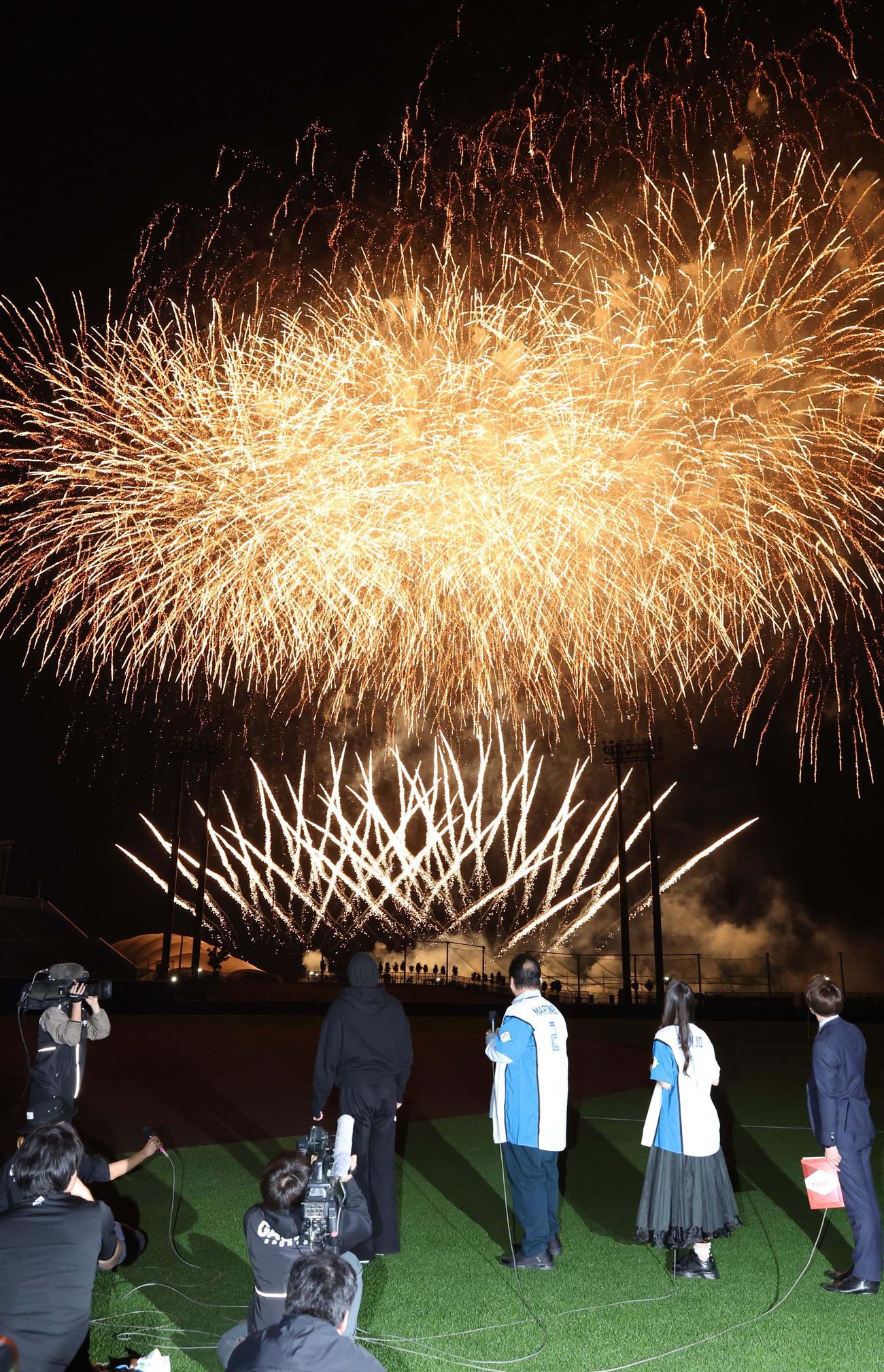 1月31日、キャンプ前夜のイベントで花火を見つめる日本ハム新庄監督（左端）