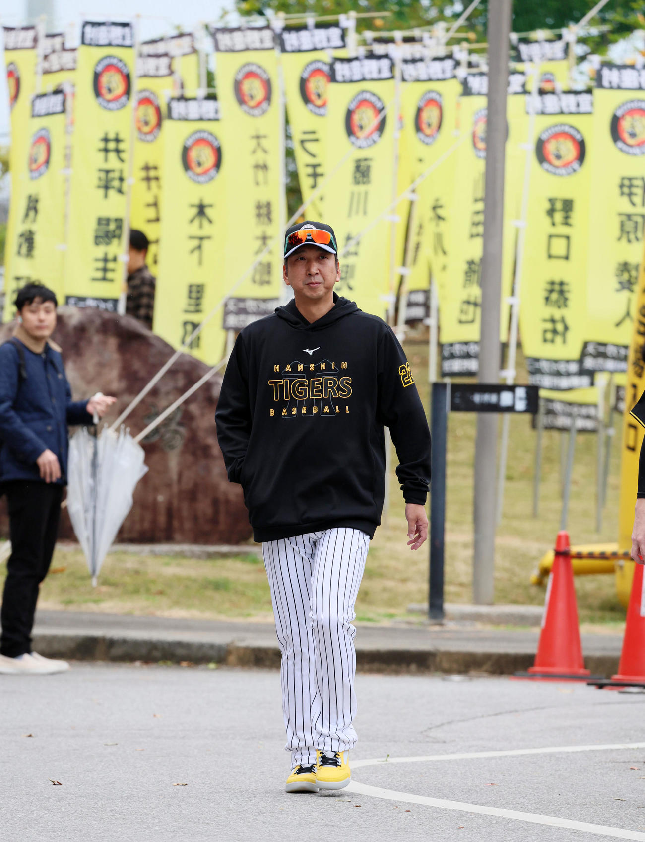 キャンプ初日、早出特守を見にサブグラウンドへ移動する藤川監督（撮影・加藤哉）