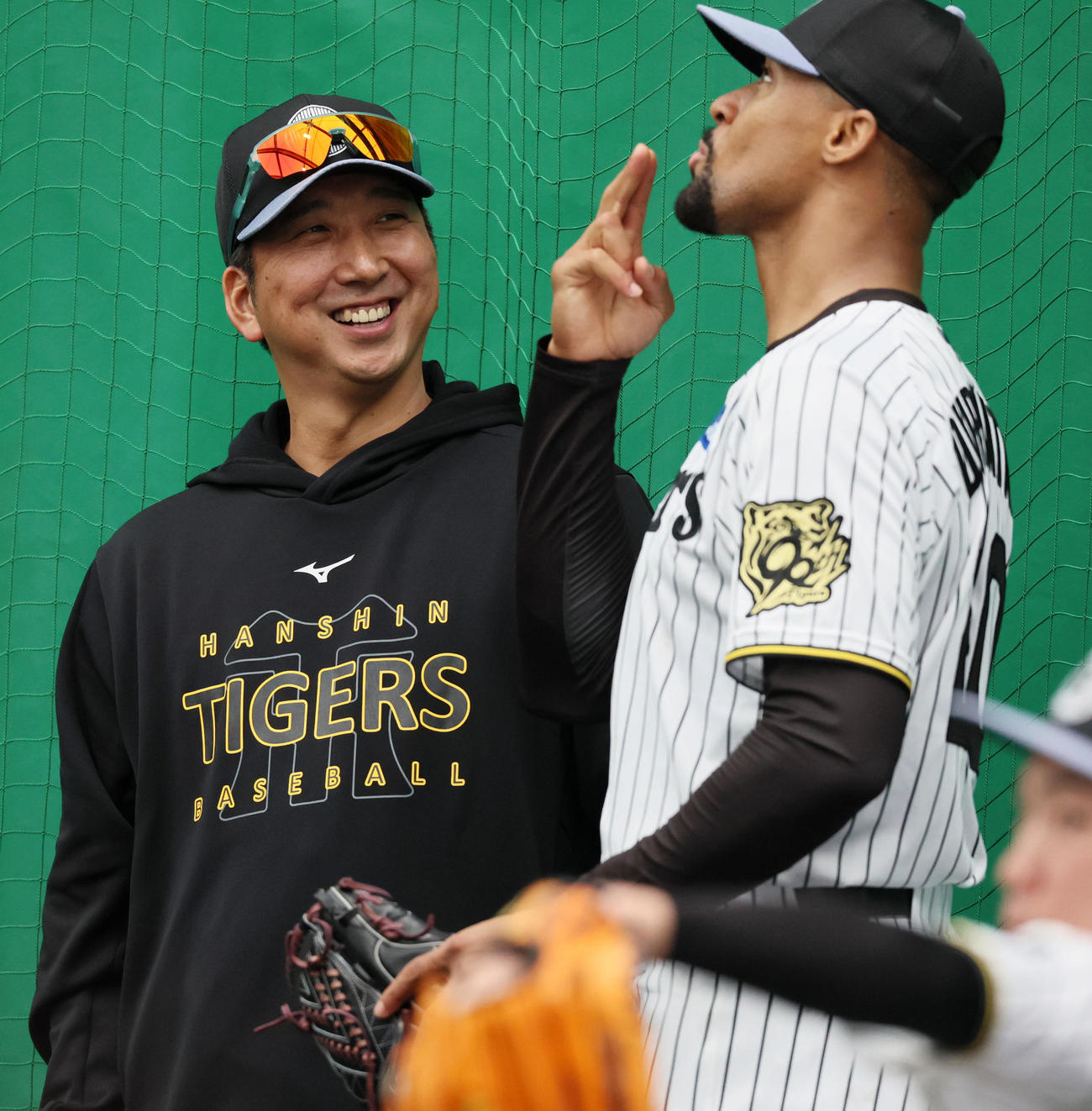 キャンプ初日、ブルペンで投球練習を終えたデュプランティエ(右）のポーズを笑顔で見守る藤川監督（撮影・加藤哉）