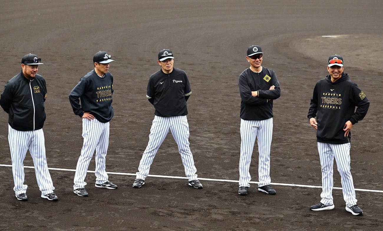 藤川監督（右）はコーチ陣と談笑する（撮影・上田博志）