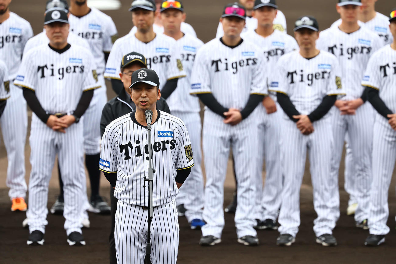 歓迎セレモニーであいさつをする藤川監督（撮影・上田博志）＝2025年2月1日、バイトするならエントリー宜野座スタジアム