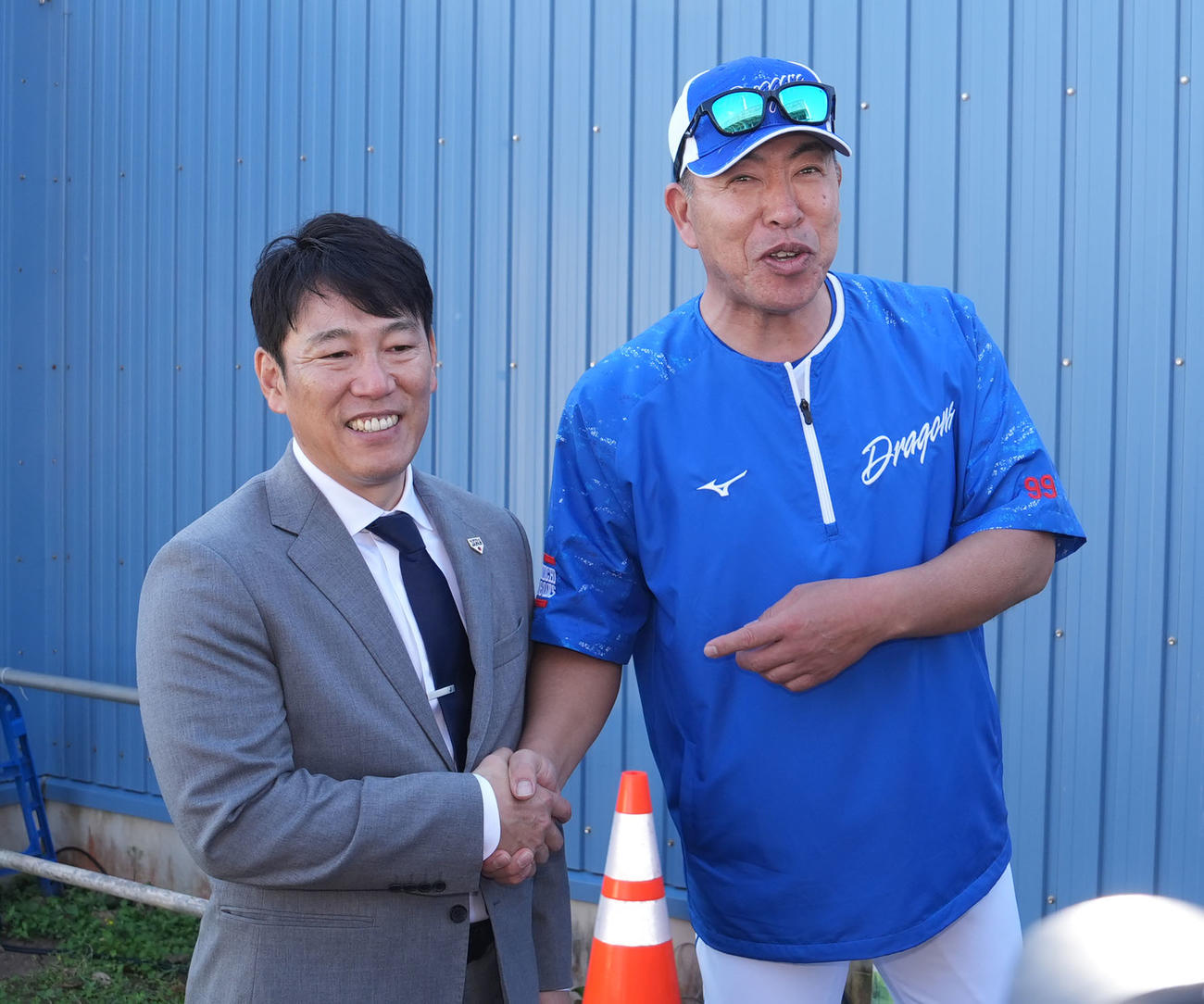 中日・井上監督と握手を交わす侍ジャパン・井端監督（左）（撮影・森本幸一）