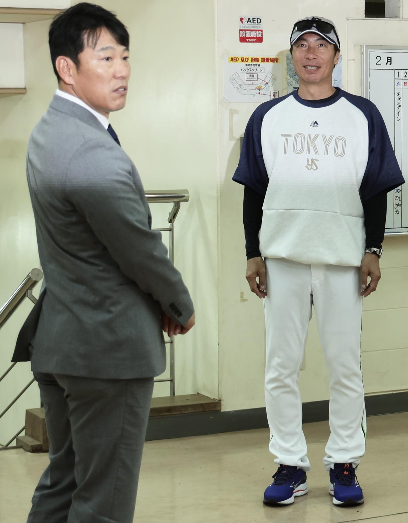 侍ジャパン井端監督（左）と言葉を交わすヤクルト高津監督（撮影・河田真司）