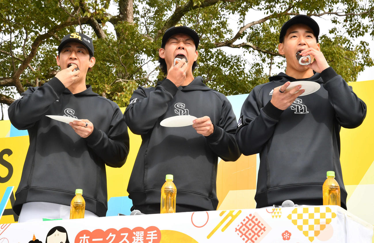 節分イベントで恵方巻きをほおばる、左からソフトバンク大山、岩井、前田悠（撮影・岩下翔太）