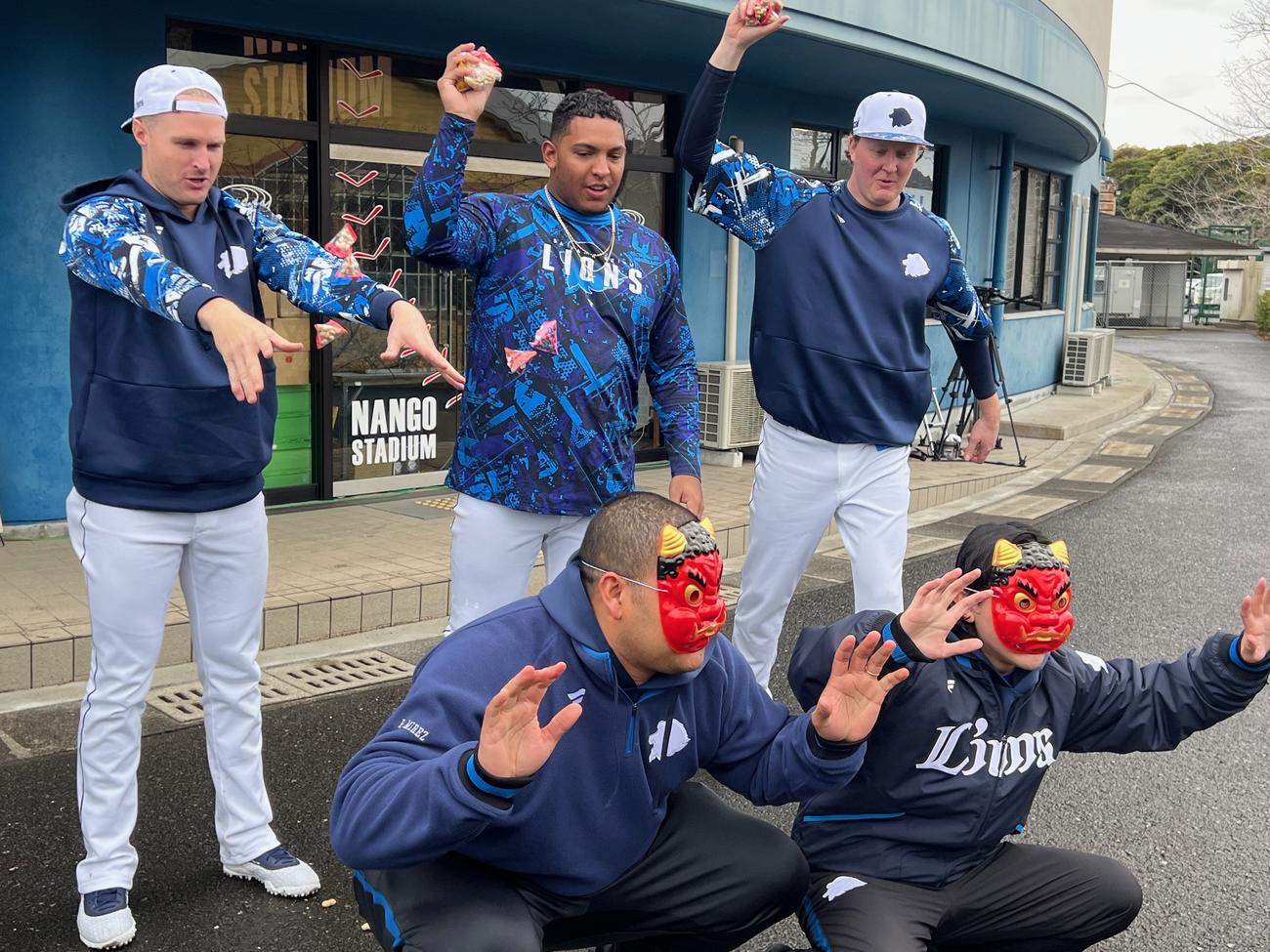 豆まきを体験する左後列から西武ネビン、セデーニョ、ウィンゲンター（撮影・金子真仁）