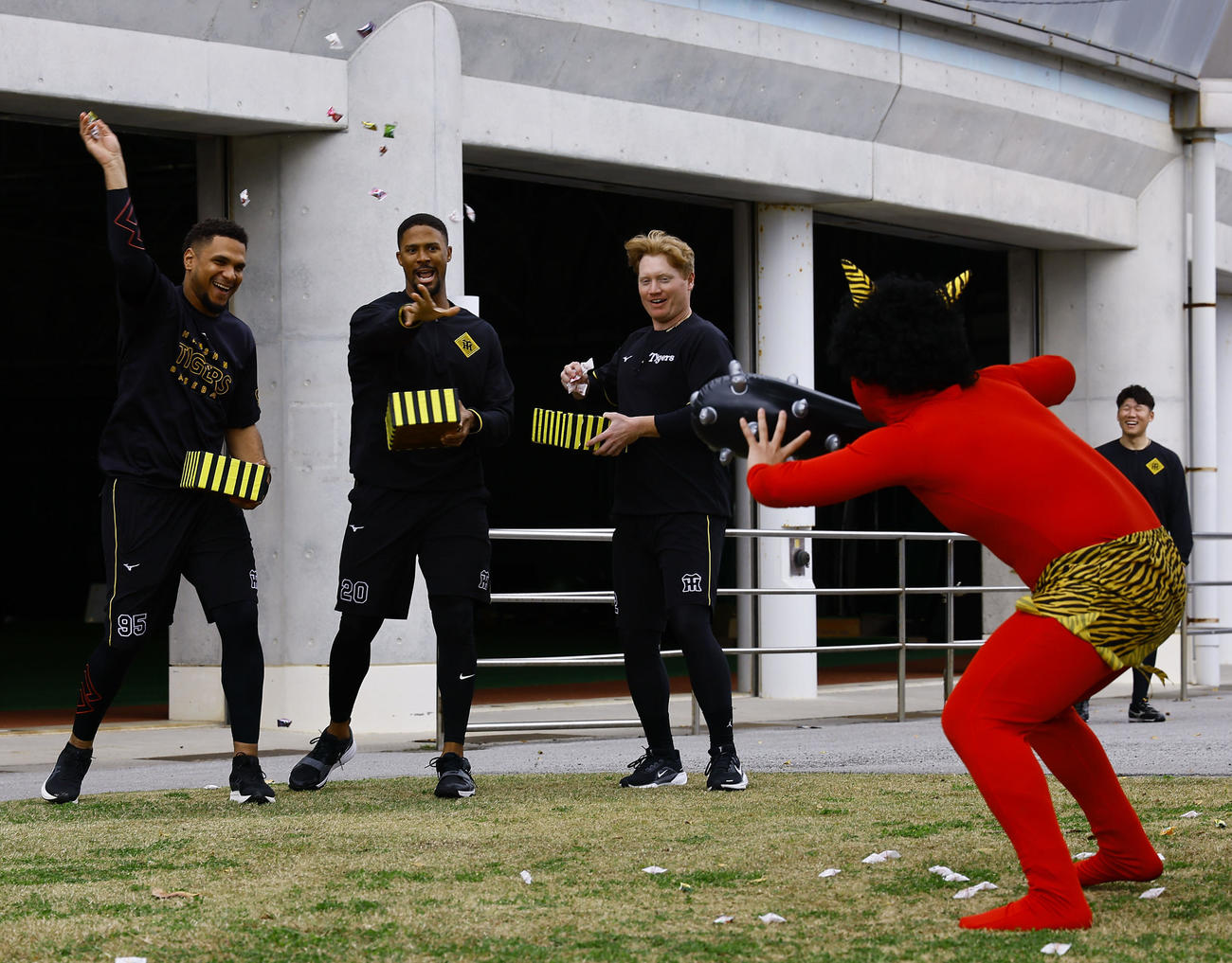 節分に合わせて、鬼を退治する左から阪神ヘルナンデス、デュプランティエ、ネルソン（撮影・藤尾明華）