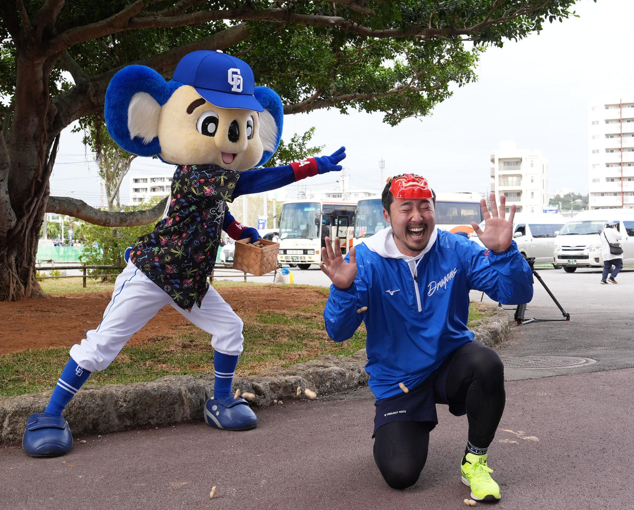 ドアラに豆を投げられる鬼役の藤嶋（右）（撮影・森本幸一）