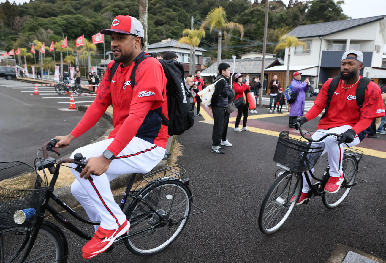 天福球場に自転車で「出勤」する広島新外国人のモンテロ（左）とファビアン（撮影・加藤孝規）
