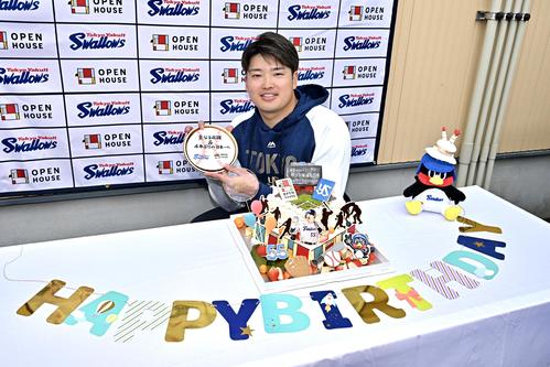 バースデーケーキを前に笑顔のヤクルト村上（撮影・滝沢徹郎）
