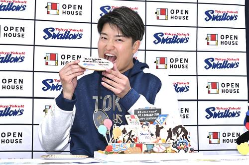 バースデーケーキにかぶりつくヤクルト村上（撮影・滝沢徹郎）