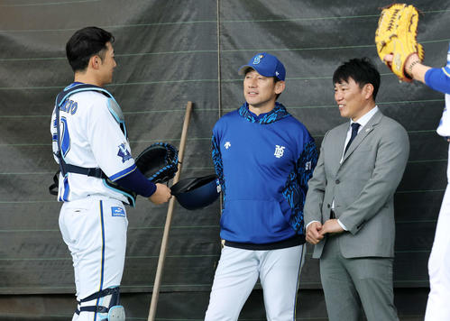 あいさつするDeNA山本（左）と侍ジャパン井端監督（右）、中央は三浦監督（撮影・鈴木正人）