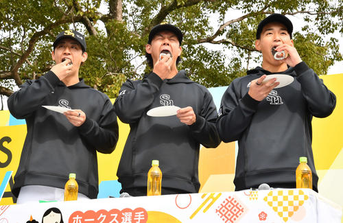 節分イベントで恵方巻きをほおばる、左からソフトバンク大山、岩井、前田悠（撮影・岩下翔太）