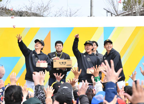 節分イベントで豆が入った小袋を投げる、左からソフトバンク大山、岩井、前田悠（撮影・岩下翔太）