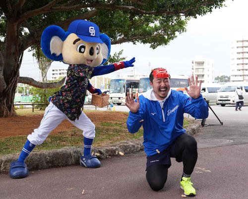ドアラに豆を投げられる鬼役の藤嶋（右）（撮影・森本幸一）