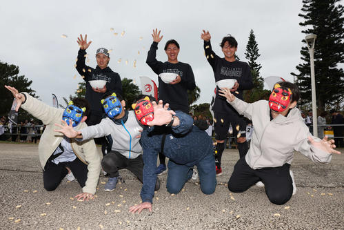 節分で鬼に豆をまく、左からロッテ宮崎、西川、立松（撮影・宮地輝）