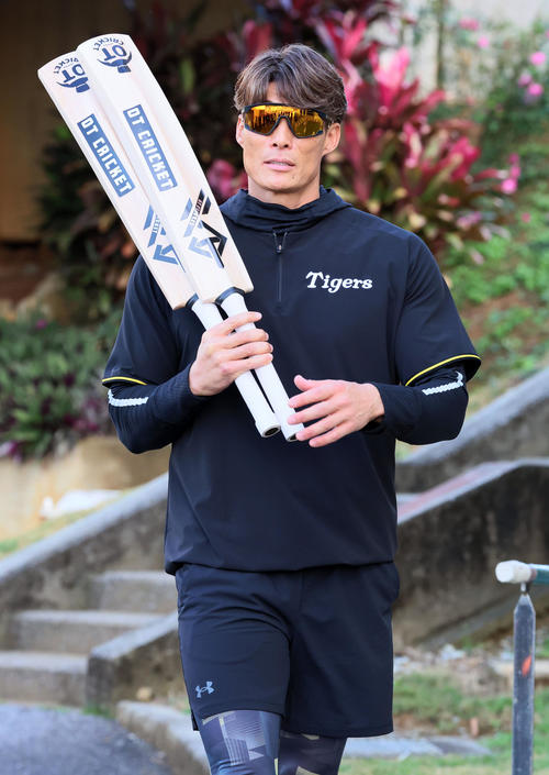 クリケットバット持参で球場に到着した糸井SA（撮影・加藤哉）