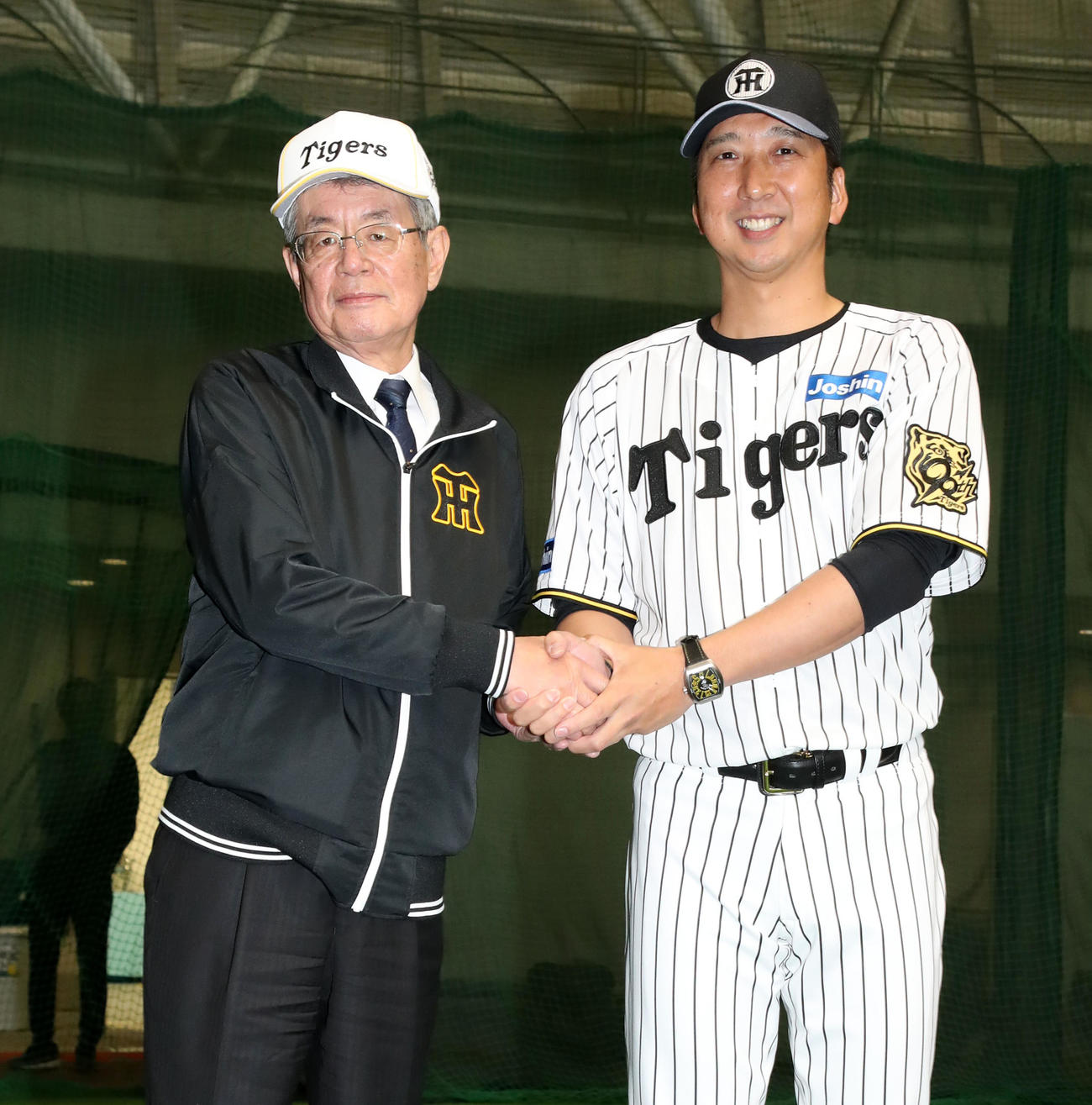 視察に訪れた秦オーナー(左）と握手する藤川監督（撮影・加藤哉）