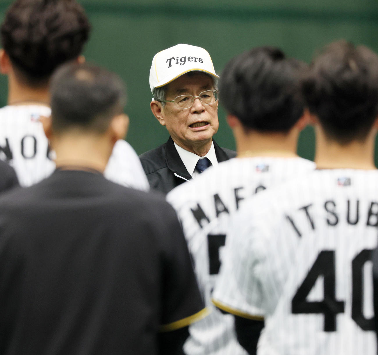 練習前ナインに訓示する秦オーナー（撮影・加藤哉）
