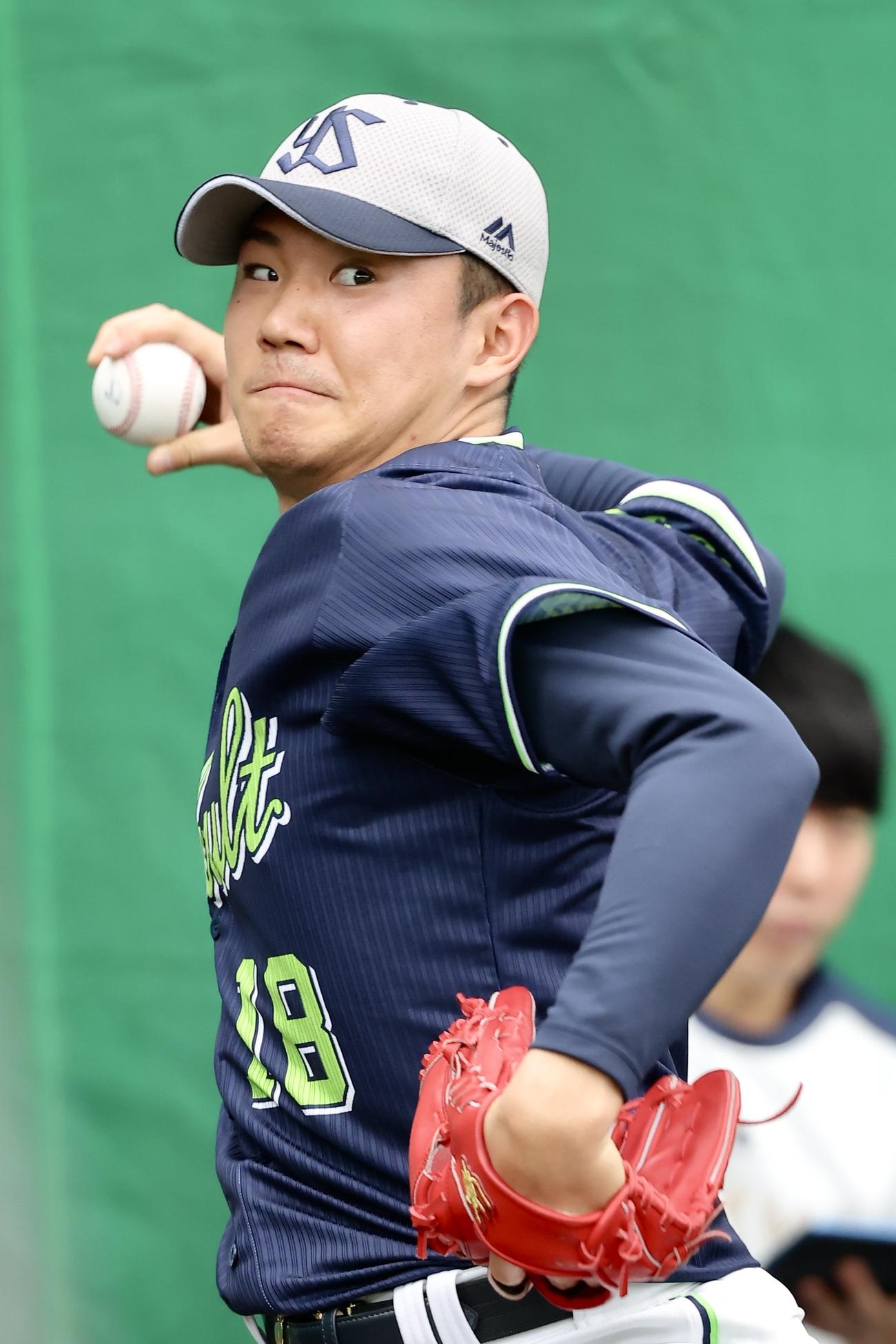 ブルペン投球するヤクルト奥川（撮影・河田真司）
