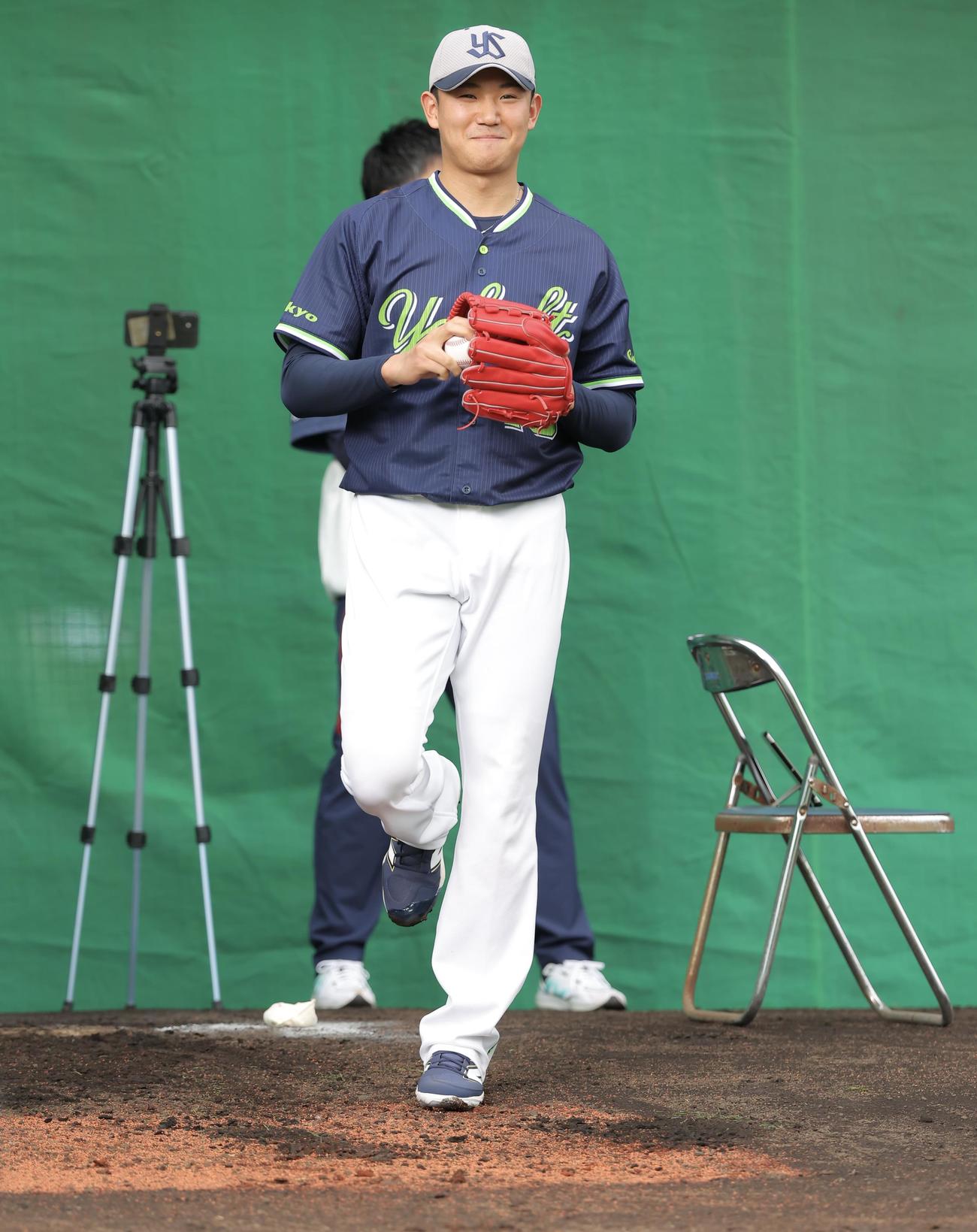 ブルペンで笑みを浮かべるヤクルト奥川（撮影・河田真司）